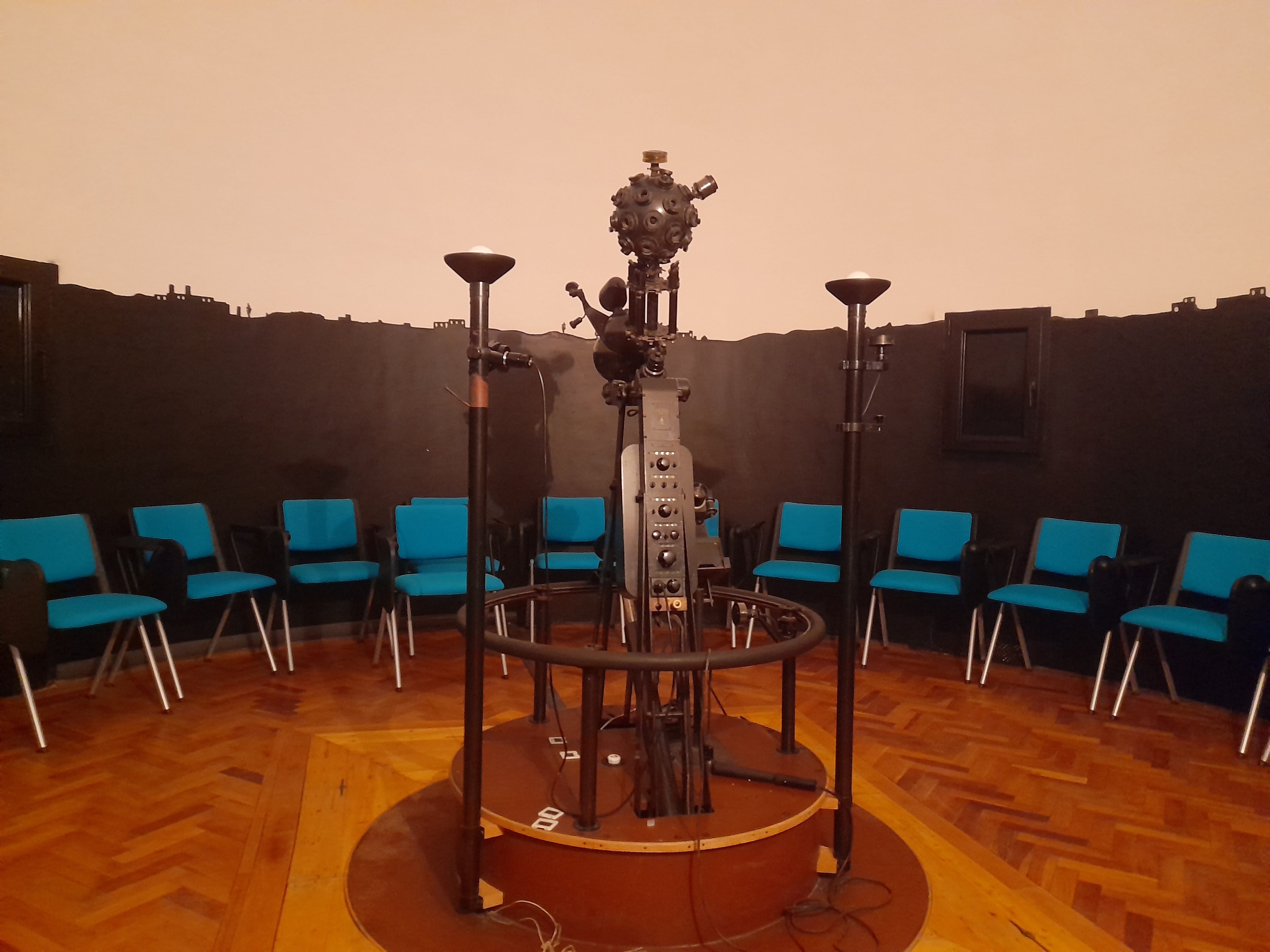 Proiectorul original, Zeiss ZKP-1, al Planetariului